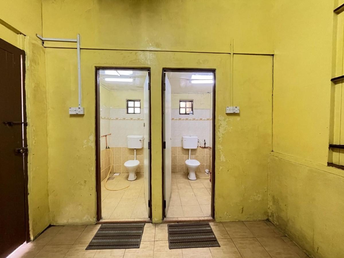 Aiza Homestay Opposite Abang Strawberry Taman Sedia Tanah Rata Exterior photo