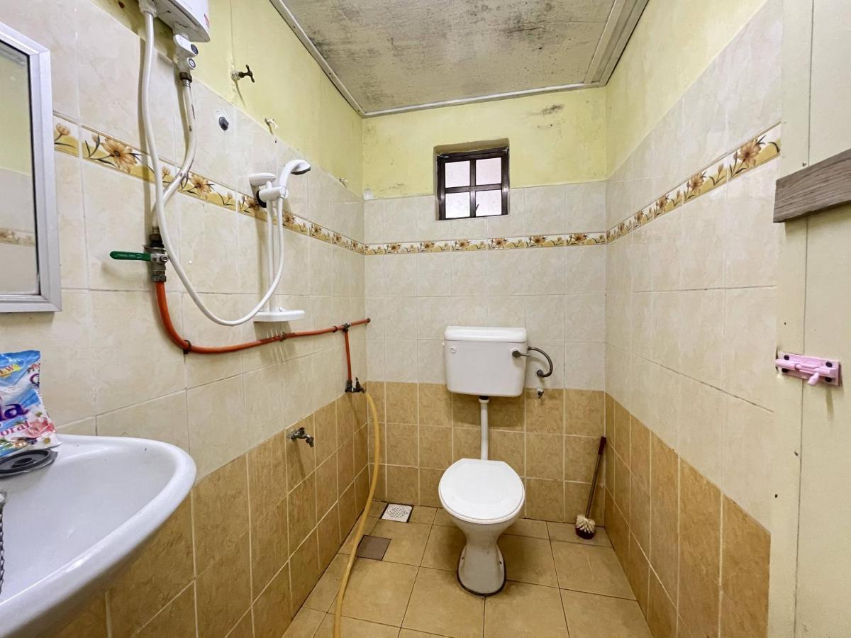 Aiza Homestay Opposite Abang Strawberry Taman Sedia Tanah Rata Exterior photo