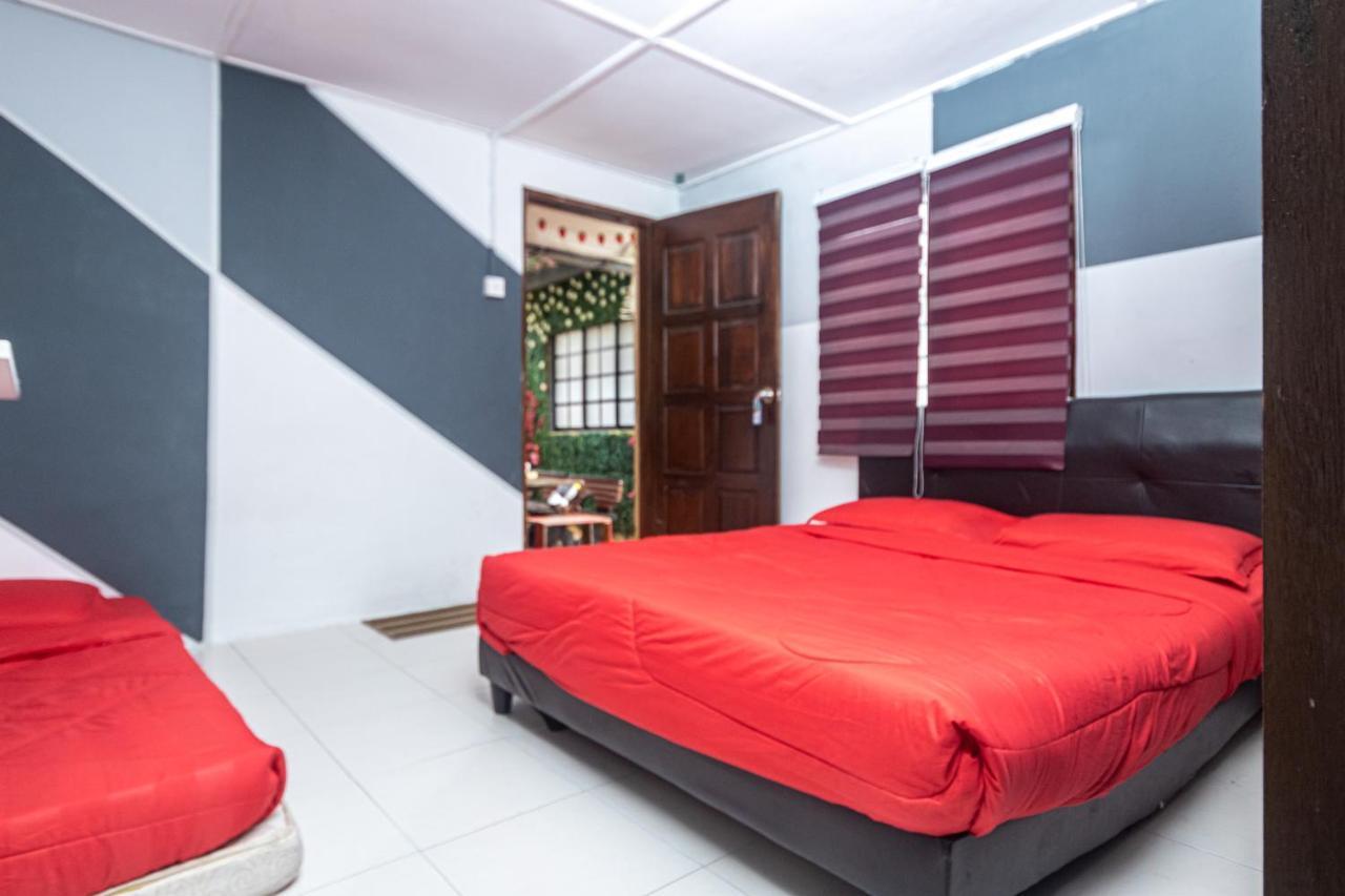 Aiza Homestay Opposite Abang Strawberry Taman Sedia Tanah Rata Exterior photo