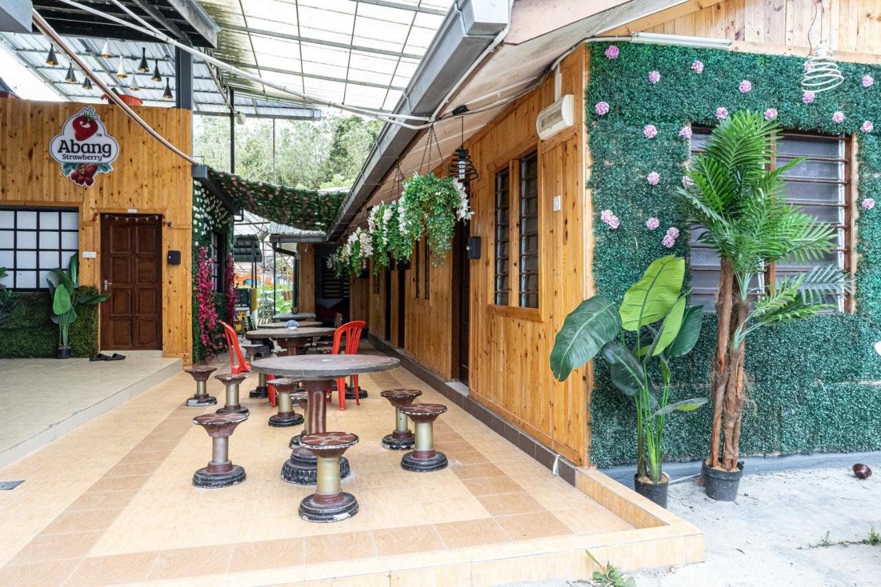 Aiza Homestay Opposite Abang Strawberry Taman Sedia Tanah Rata Exterior photo